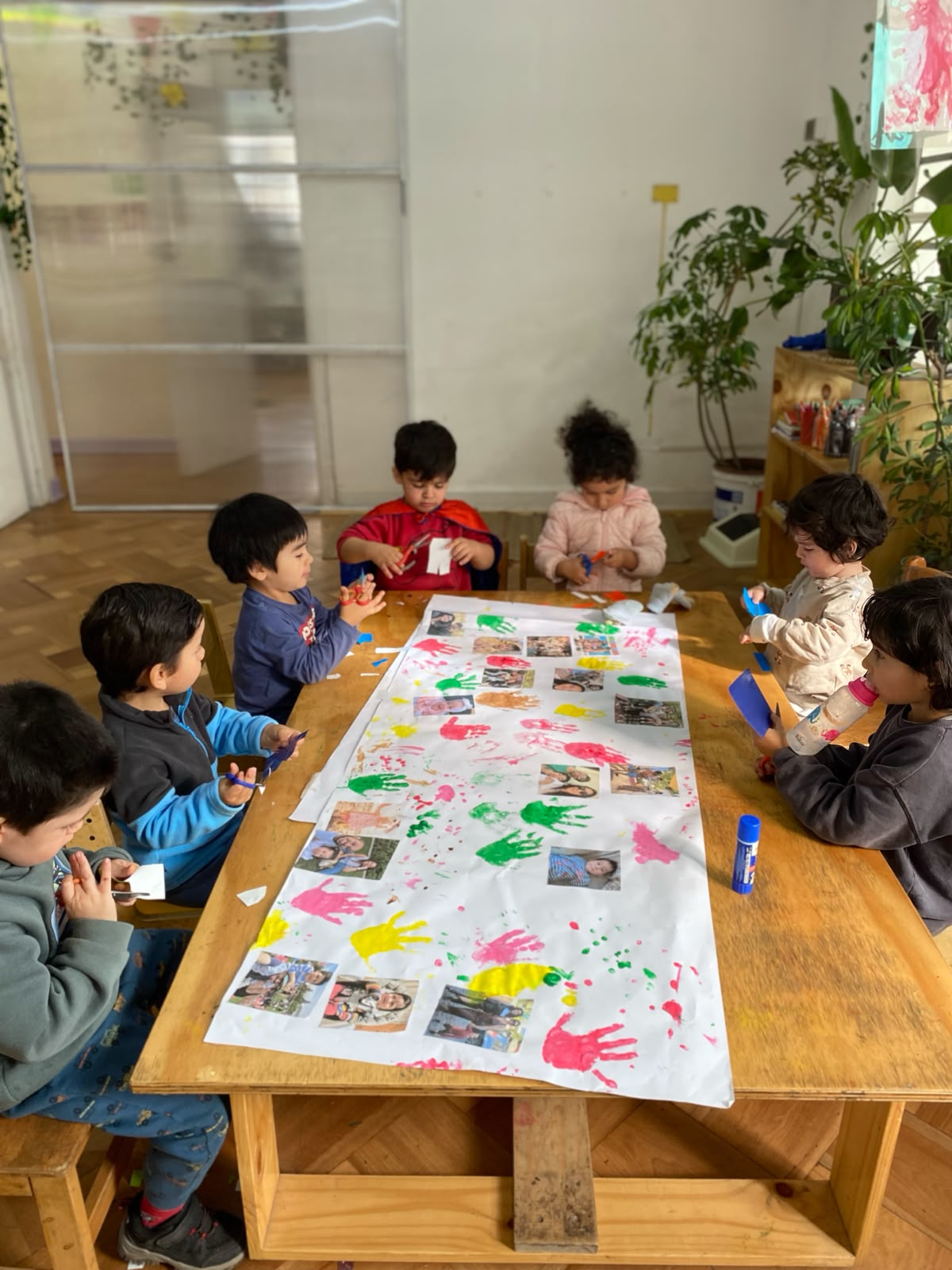 Niños participando en experiencias de Pequeños Creadores